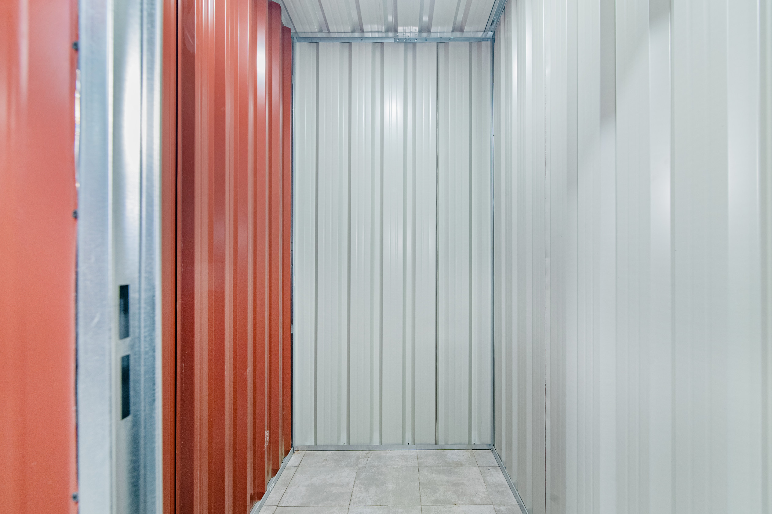 Interior de un trastero con cajas apiladas.