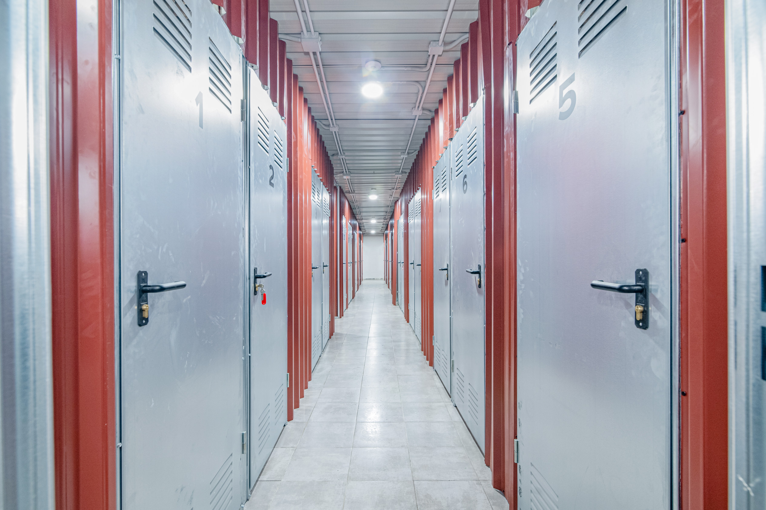 Cerradura de seguridad en una puerta de trastero.