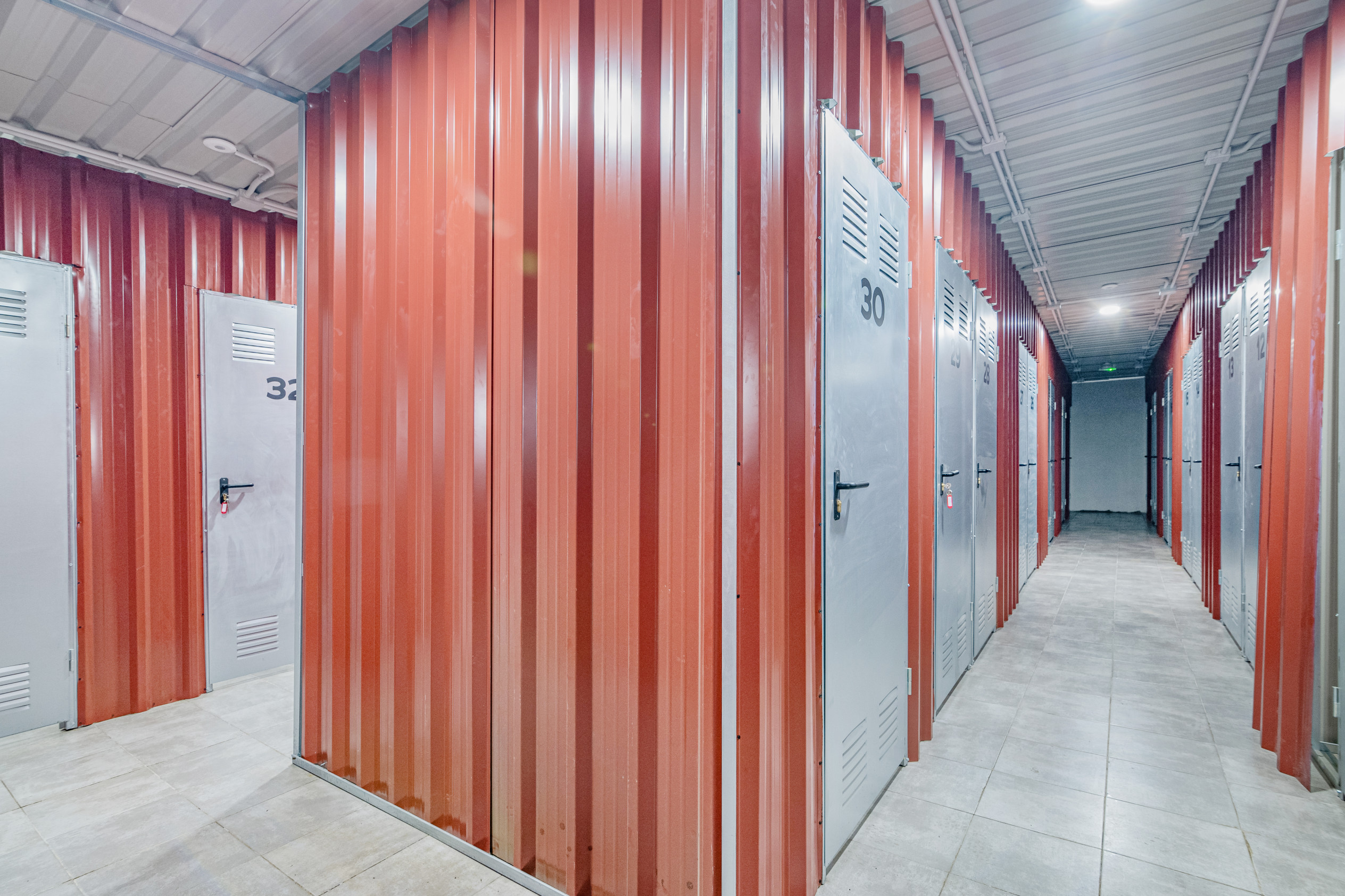 Pasillo de trasteros con puertas metálicas.