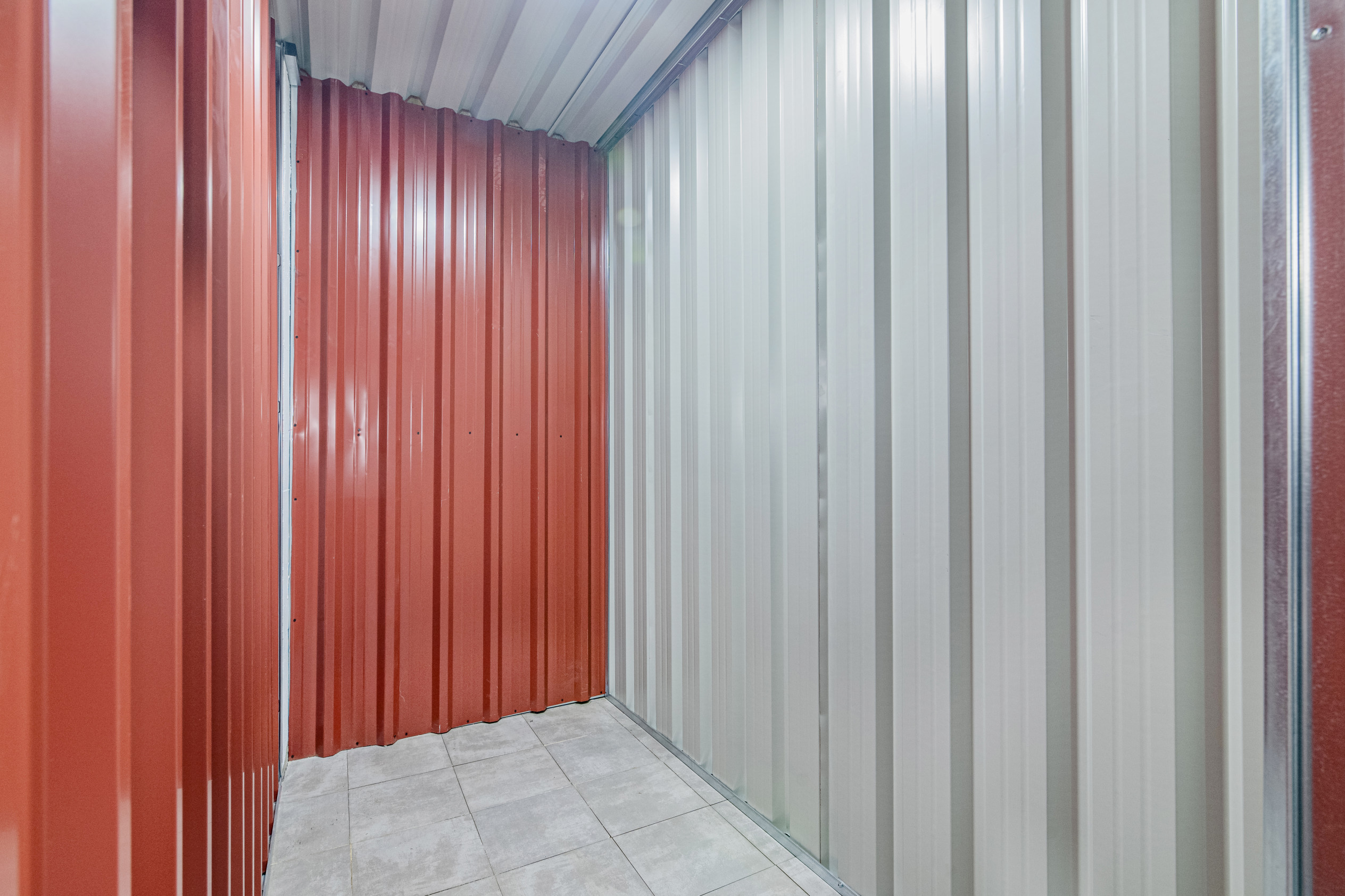 Trastero vacío, limpio y bien iluminado.